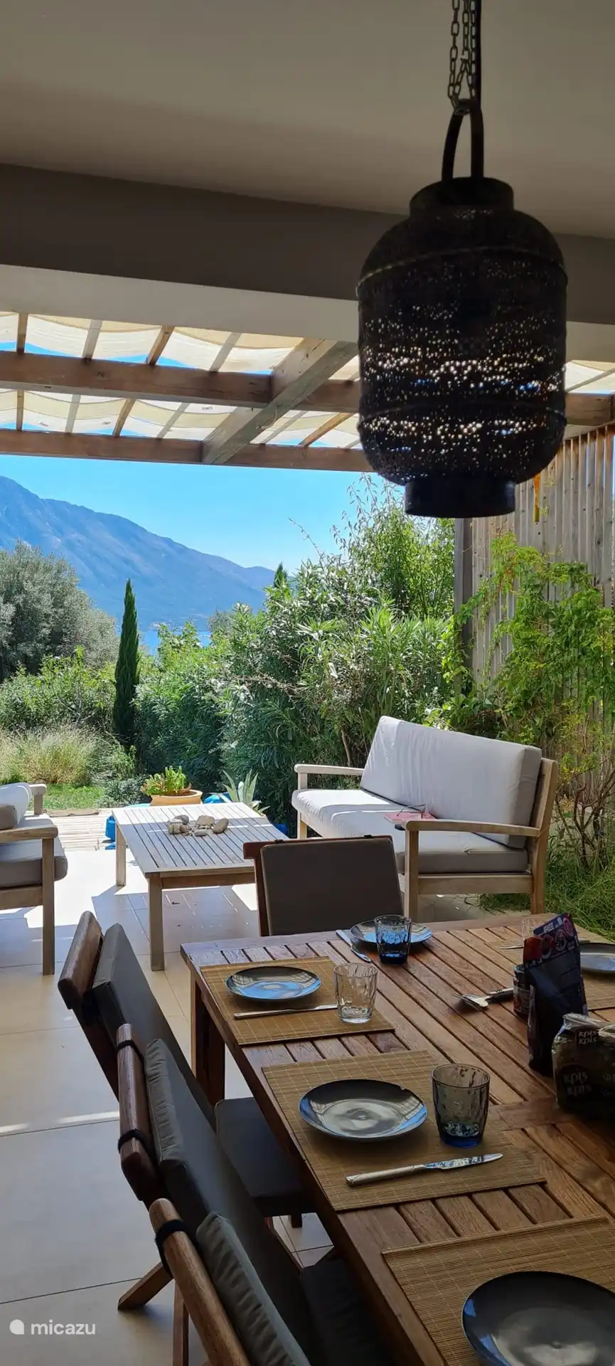 Mangez à l’extérieur par tous les temps. BBQ à portée de main