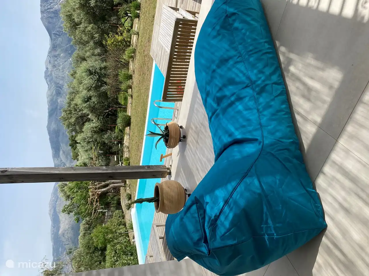 Confidentialité! Plusieurs terrasses ensoleillées et ombragées pour se prélasser, lire, bavarder allongé sur des bouffées et bronzer.