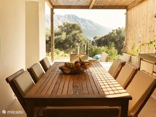 La table à manger en teck peut accueillir plus de 8 personnes dans la cuisine extérieure. Un endroit merveilleux pour passer la soirée dans le jardin magiquement éclairé.