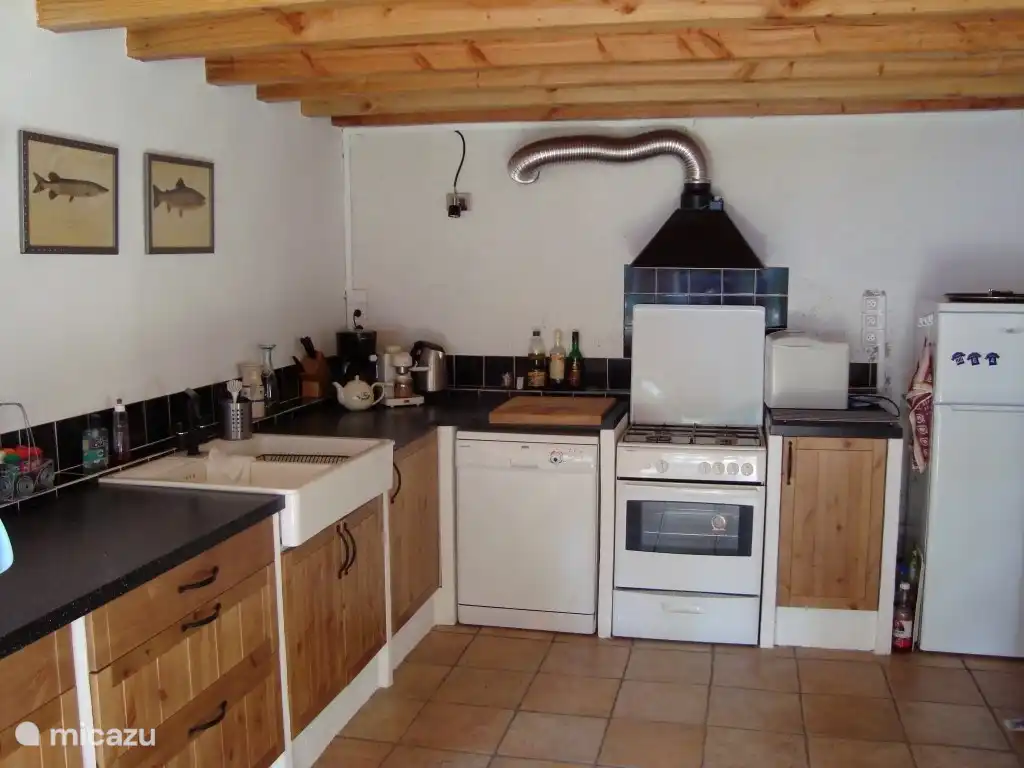 Landhausküche im Erdgeschoss. Die Küche ist komplett ausgestattet, einschließlich Geschirrspüler und Backofen.