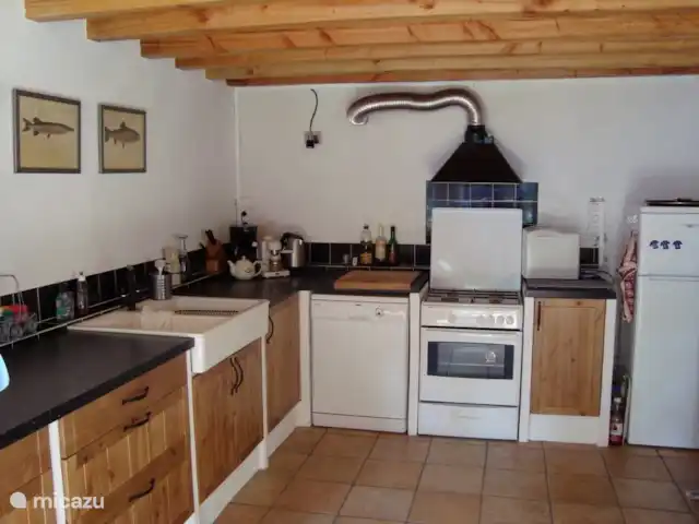 Location de Vacances France, Puy-de-Dôme, Teilhet, maison de vacances - Malguette Cuisine campagnarde au rez-de-chaussée. La cuisine est entièrement équipée, y compris un lave-vaisselle et un four.