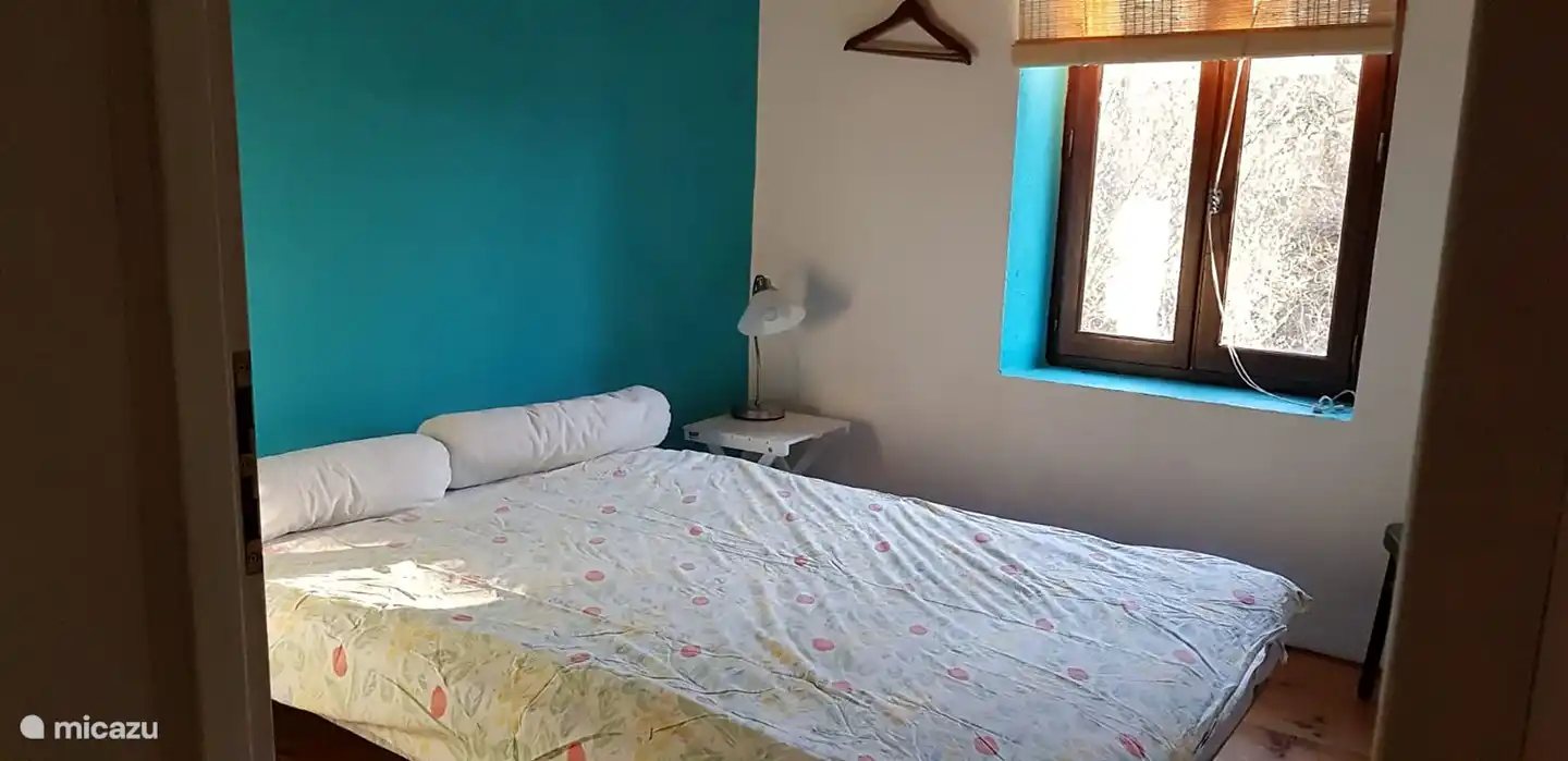 Im ersten Stock befinden sich drei Schlafzimmer. Die Schlafzimmer sind geräumig und hell. Dieses Schlafzimmer hat ein Doppelbett.