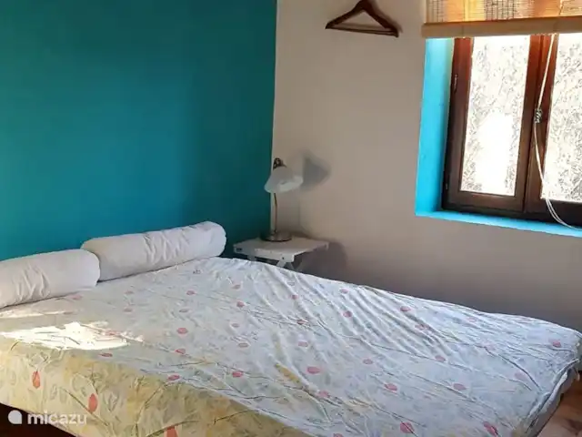 Location de Vacances France, Puy-de-Dôme, Teilhet, maison de vacances - Malguette Le premier étage dispose de trois chambres. Les chambres sont spacieuses et lumineuses. Cette chambre a un lit double.