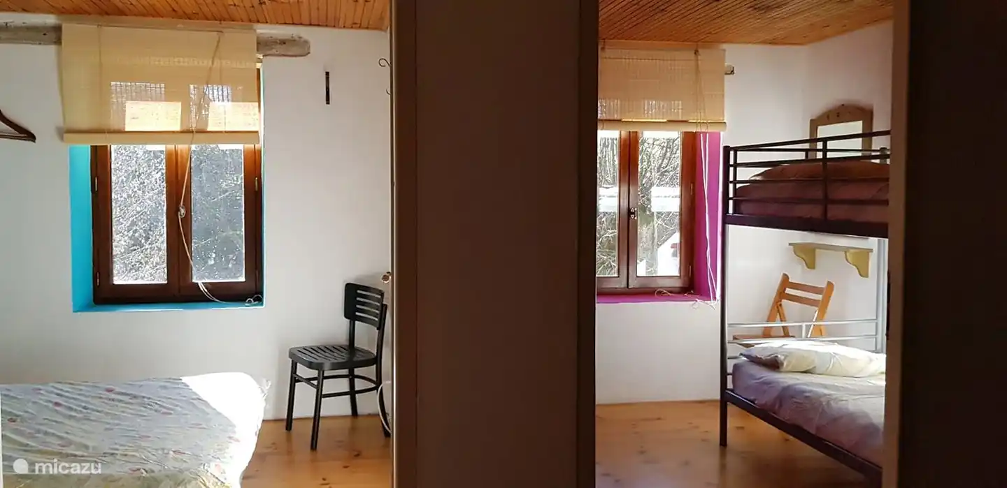 Die erste Etage verfügt über drei geräumige und helle Schlafzimmer.