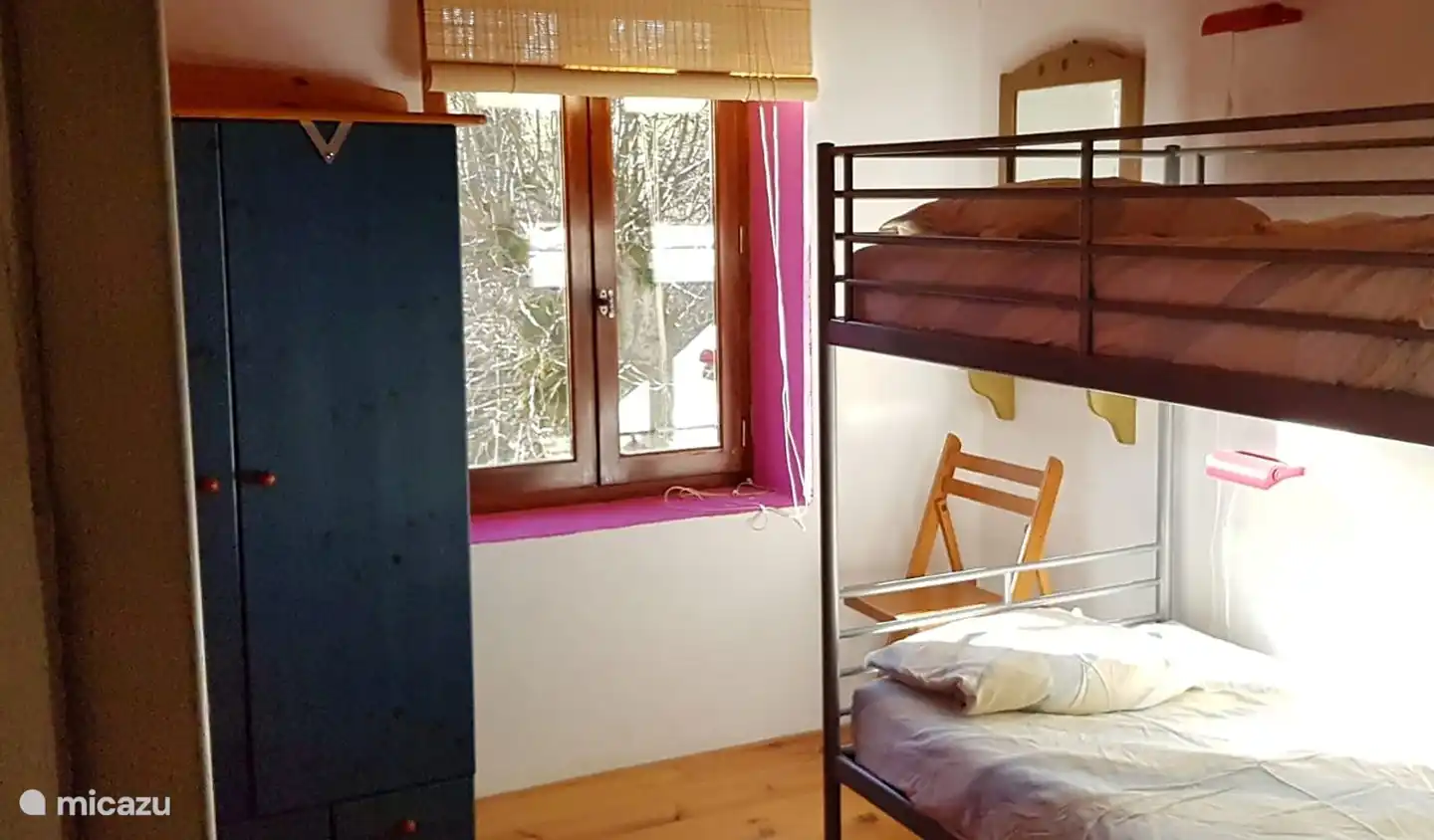 Auf der ersten Etage befinden sich drei Schlafzimmer. Einer von ihnen hat ein Etagenbett.