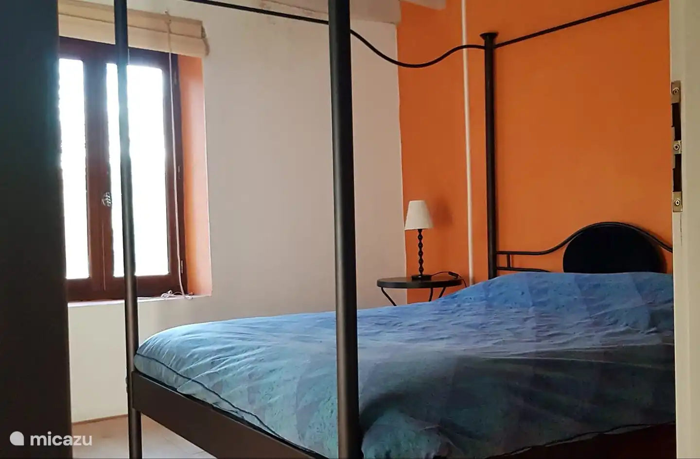 Im ersten Stock befinden sich drei Schlafzimmer. Die Schlafzimmer sind geräumig und hell. Dieses Schlafzimmer hat ein Doppelbett.