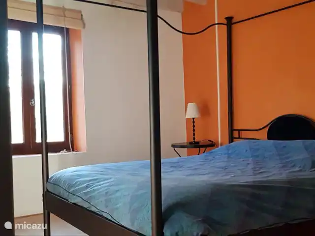 Location de Vacances France, Puy-de-Dôme, Teilhet, maison de vacances - Malguette Le premier étage dispose de trois chambres. Les chambres sont spacieuses et lumineuses. Cette chambre a un lit double.
