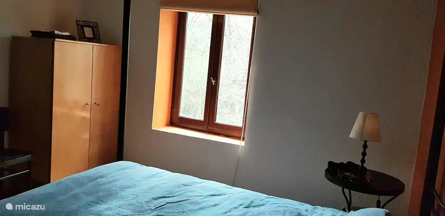 Im ersten Stock befinden sich drei Schlafzimmer. Die Schlafzimmer sind geräumig und hell. Dieses Schlafzimmer hat ein Doppelbett.