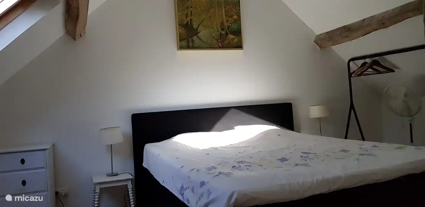 Das Dachgeschoss verfügt über zwei Zimmer. Eines davon ist als Schlafzimmer eingerichtet und verfügt über ein Doppelbett.