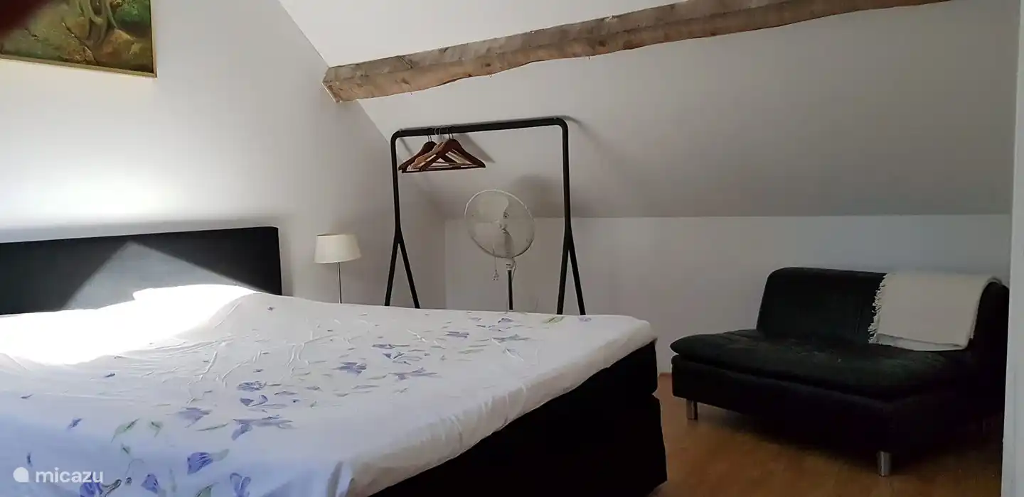 Das Dachgeschoss verfügt über zwei Zimmer. Eines davon ist als Schlafzimmer eingerichtet und verfügt über ein Doppelbett.