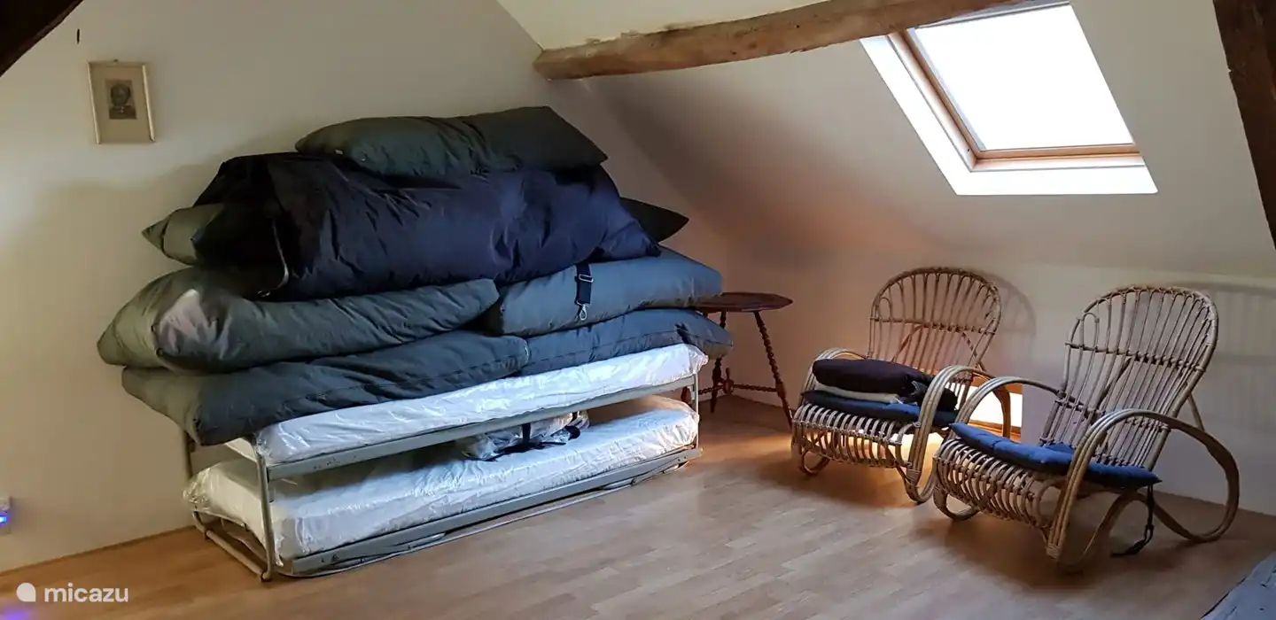 Im Dachgeschoss befinden sich zwei Zimmer. Ein Zimmer ist ein Schlafzimmer und das Loft ist ein wunderbarer Ort zum Entspannen mit mehreren Sitzsäcken. Dieser Raum kann auch als Schlafzimmer genutzt werden.