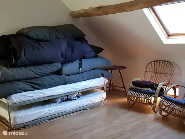 Location de Vacances France, Puy-de-Dôme, Teilhet, maison de vacances - Malguette Il y a deux chambres à l'étage mansardé. Une pièce est une chambre et le loft est un endroit merveilleux pour se détendre avec plusieurs poufs. Cet espace peut également servir de chambre.