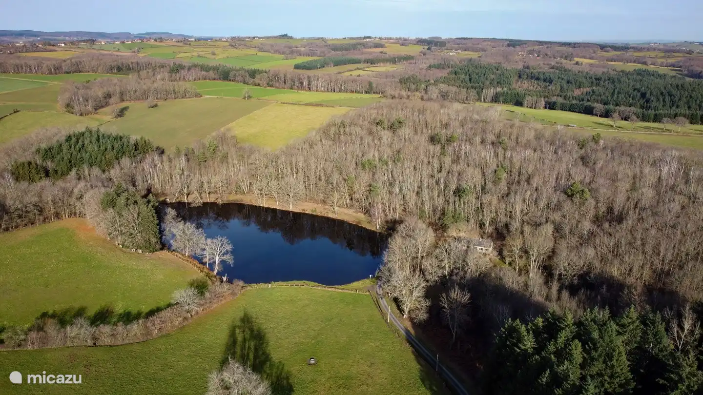 Das Haus neben einem Angelsee, wo Sie am späten Nachmittag in der Sonne sitzen und die Aussicht genießen können.