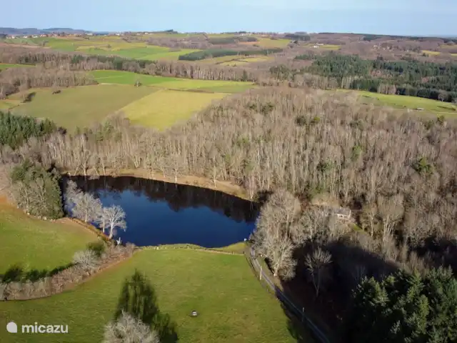 Location de Vacances France, Puy-de-Dôme, Teilhet, maison de vacances - Malguette La maison à côté d'un lac de pêche où vous pourrez vous asseoir au soleil en fin d'après-midi et profiter de la vue.