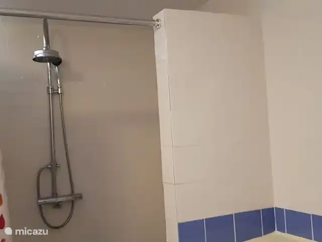 Location de Vacances France, Puy-de-Dôme, Teilhet, maison de vacances - Malguette La douche est spacieuse et confortable.