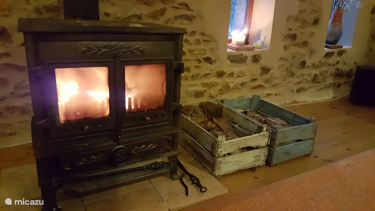 Für kältere Tage gibt es einen Holzofen.