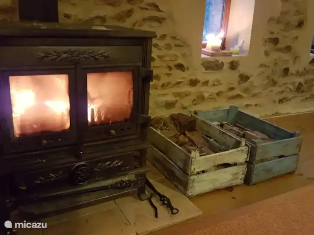 Location de Vacances France, Puy-de-Dôme, Teilhet, maison de vacances - Malguette Pour les jours plus froids, il y a un poêle à bois.