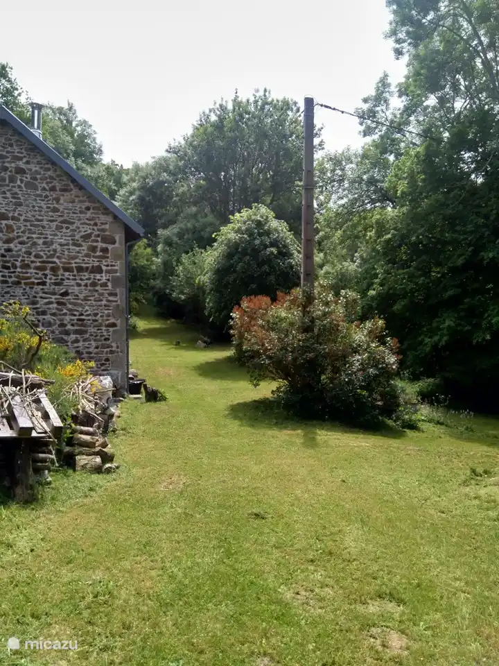 Der Garten ist weitläufig und hat viele schattige Plätze.