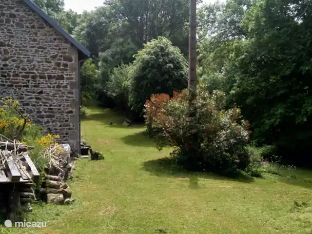 Location de Vacances France, Puy-de-Dôme, Teilhet, maison de vacances - Malguette Le jardin est spacieux et possède de nombreuses zones ombragées.