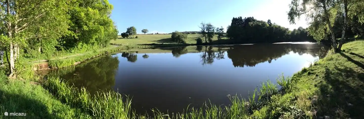 Der Angelsee neben dem Haus. Angelschein ist im Nachbardorf erhältlich.