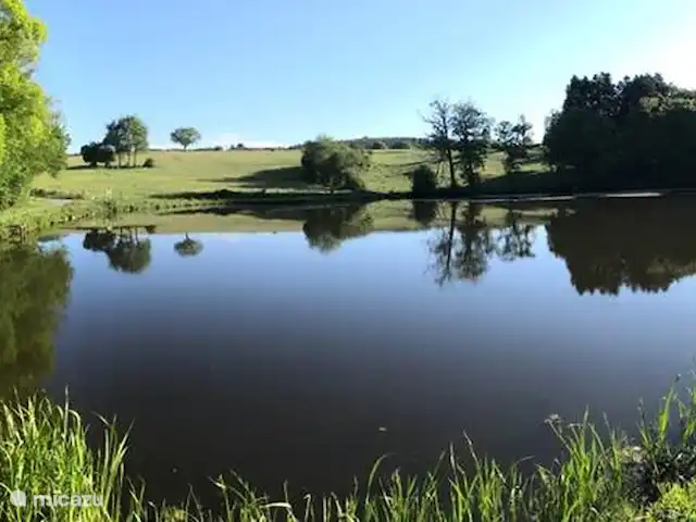 Location de Vacances France, Puy-de-Dôme, Teilhet, maison de vacances - Malguette Le lac de pêche à côté de la maison. Le permis de pêche est en vente dans le village voisin.