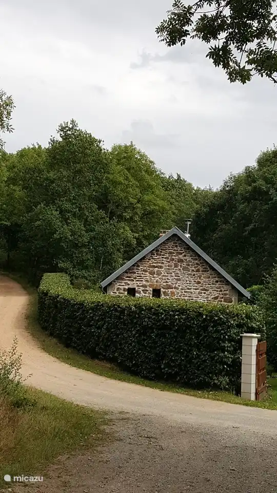 Unser Ferienhaus liegt an einer kleinen Landstraße, die nur vom Anliegerverkehr befahren wird.