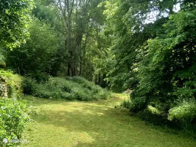 Location de Vacances France, Puy-de-Dôme, Teilhet, maison de vacances - Malguette Dans le jardin vous trouverez nature, calme et espace !