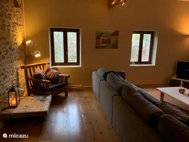 Location de Vacances France, Puy-de-Dôme, Teilhet, maison de vacances - Malguette Le salon confortable est spacieux et possède de nombreuses fenêtres qui vous donnent une belle vue sur le jardin et l'étang en face de la maison. Pour les jours plus froids, il y a un poêle à bois.