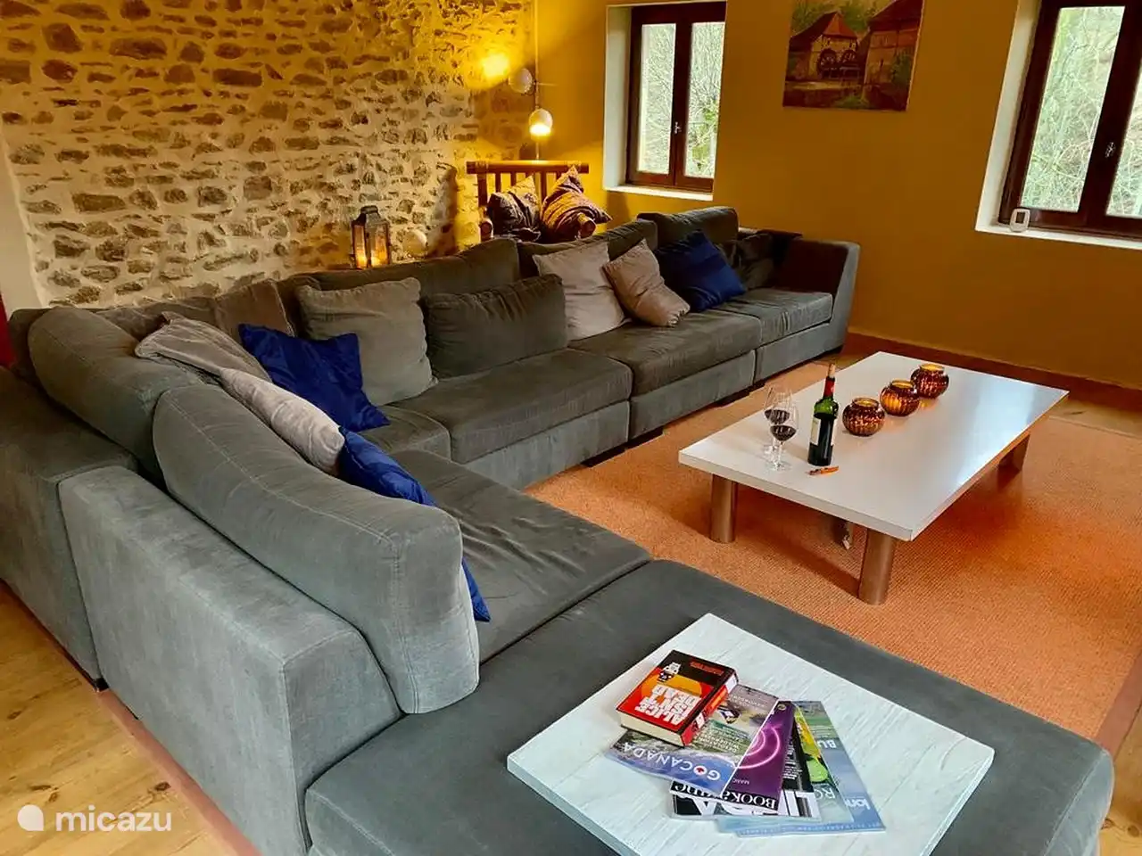 Das Wohnzimmer verfügt über einen großzügigen Sitzbereich.