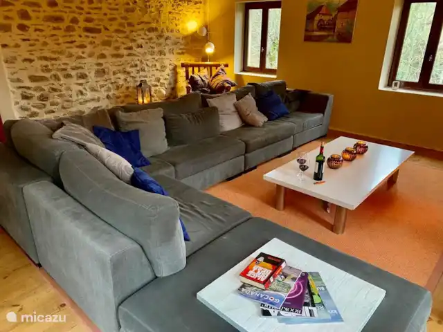 Location de Vacances France, Puy-de-Dôme, Teilhet, maison de vacances - Malguette Le salon dispose d'un coin salon spacieux.