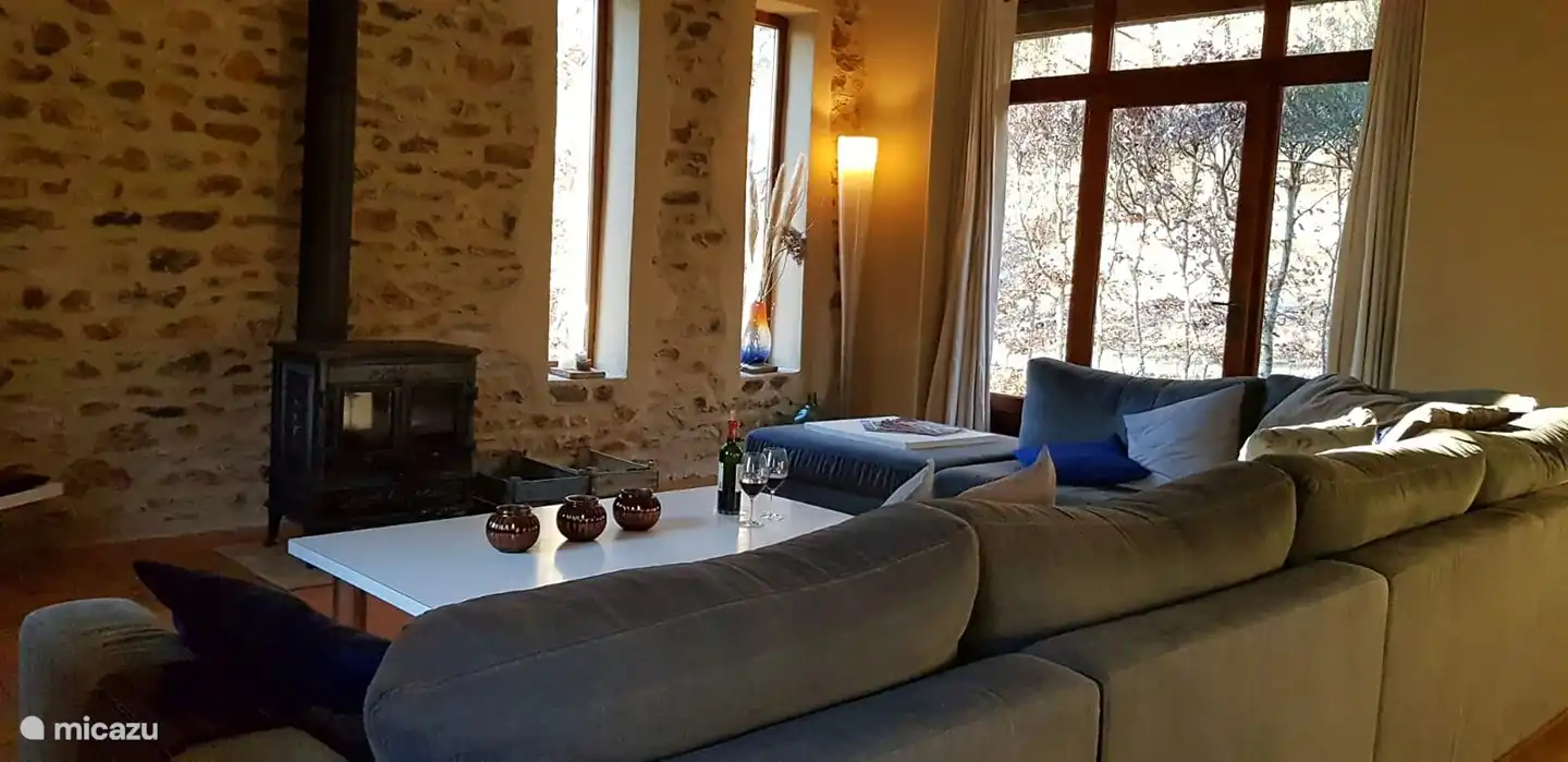 Das Wohnzimmer verfügt über einen großzügigen Sitzbereich.