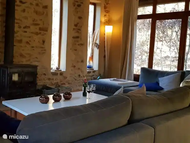 Location de Vacances France, Puy-de-Dôme, Teilhet, maison de vacances - Malguette Le salon dispose d'un coin salon spacieux.