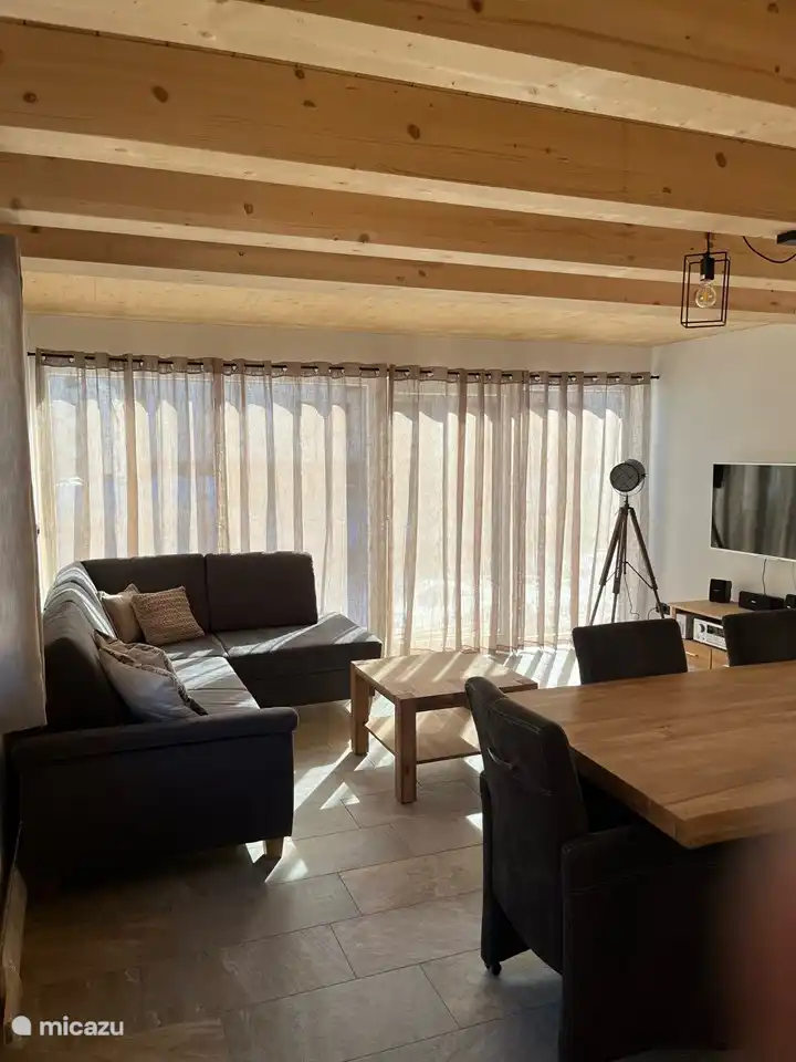 Zitkamer met hoekbank en TV