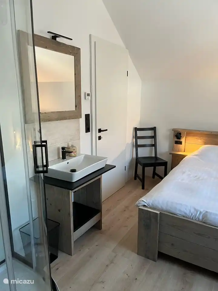 Slaapkamer boven achterzijde  met wastafel