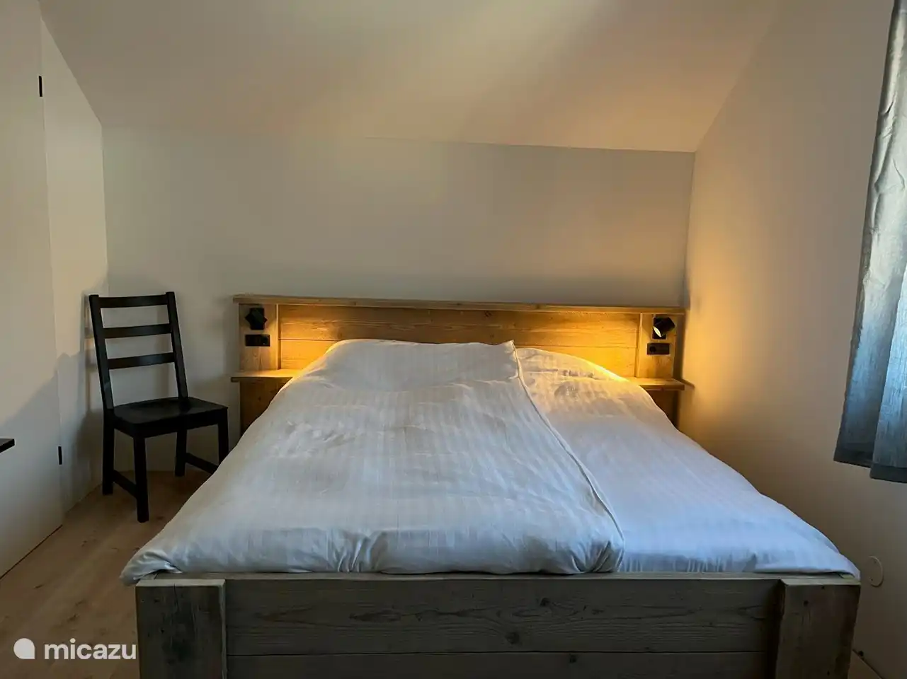 Slaapkamer boven achterzijde met 2 persoons bed