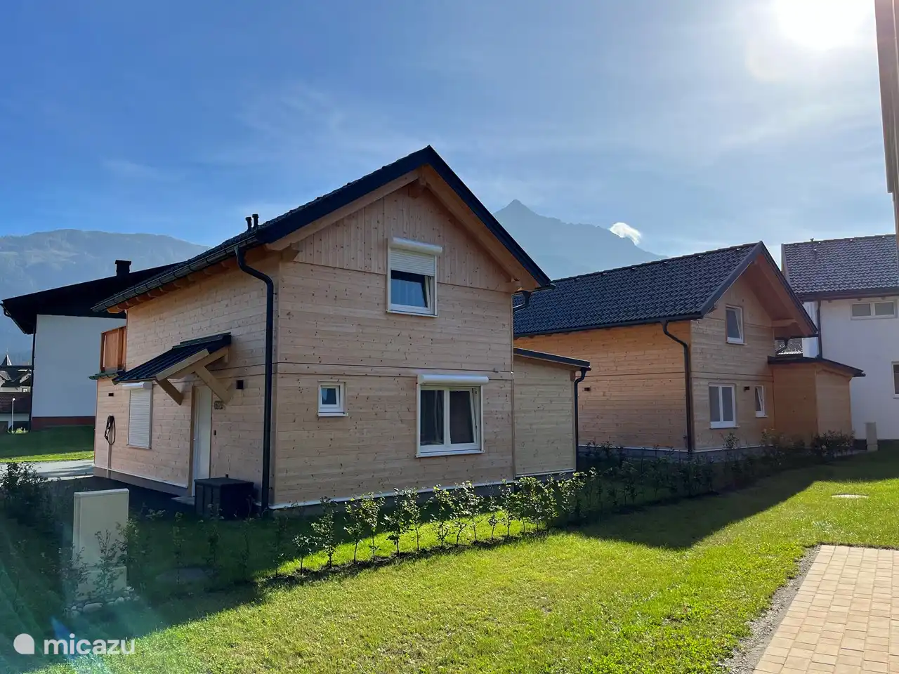 Achterzijde woning met eigen oprit