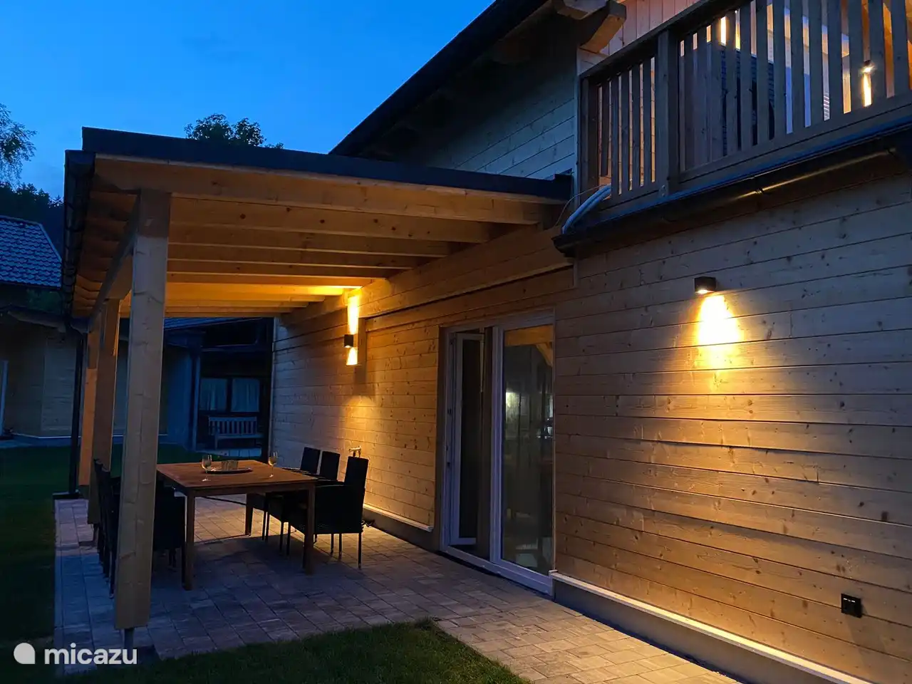 Gezellig zitten op het terras onder de overkapping