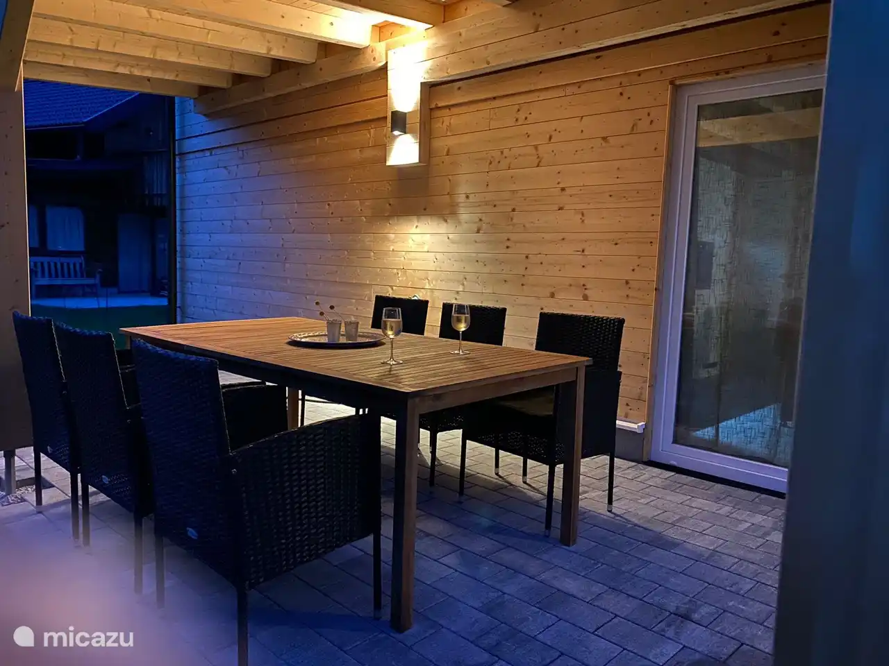 Gezellig zitten op het terras onder de overkapping