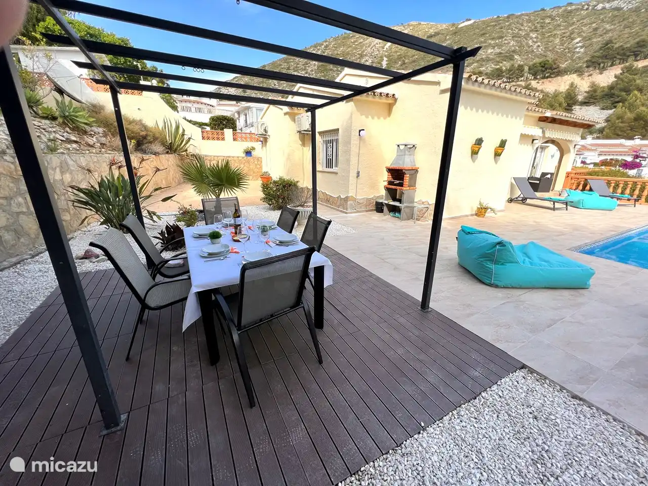 Outdoor dining next to the pool