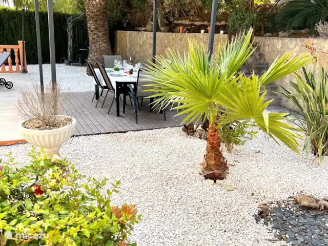 Maravilla Solar en España, Costa Blanca, Benitachell - villa Precioso jardín con muchas zonas de descanso y una gran mesa de comedor para 6 personas bajo una paguala