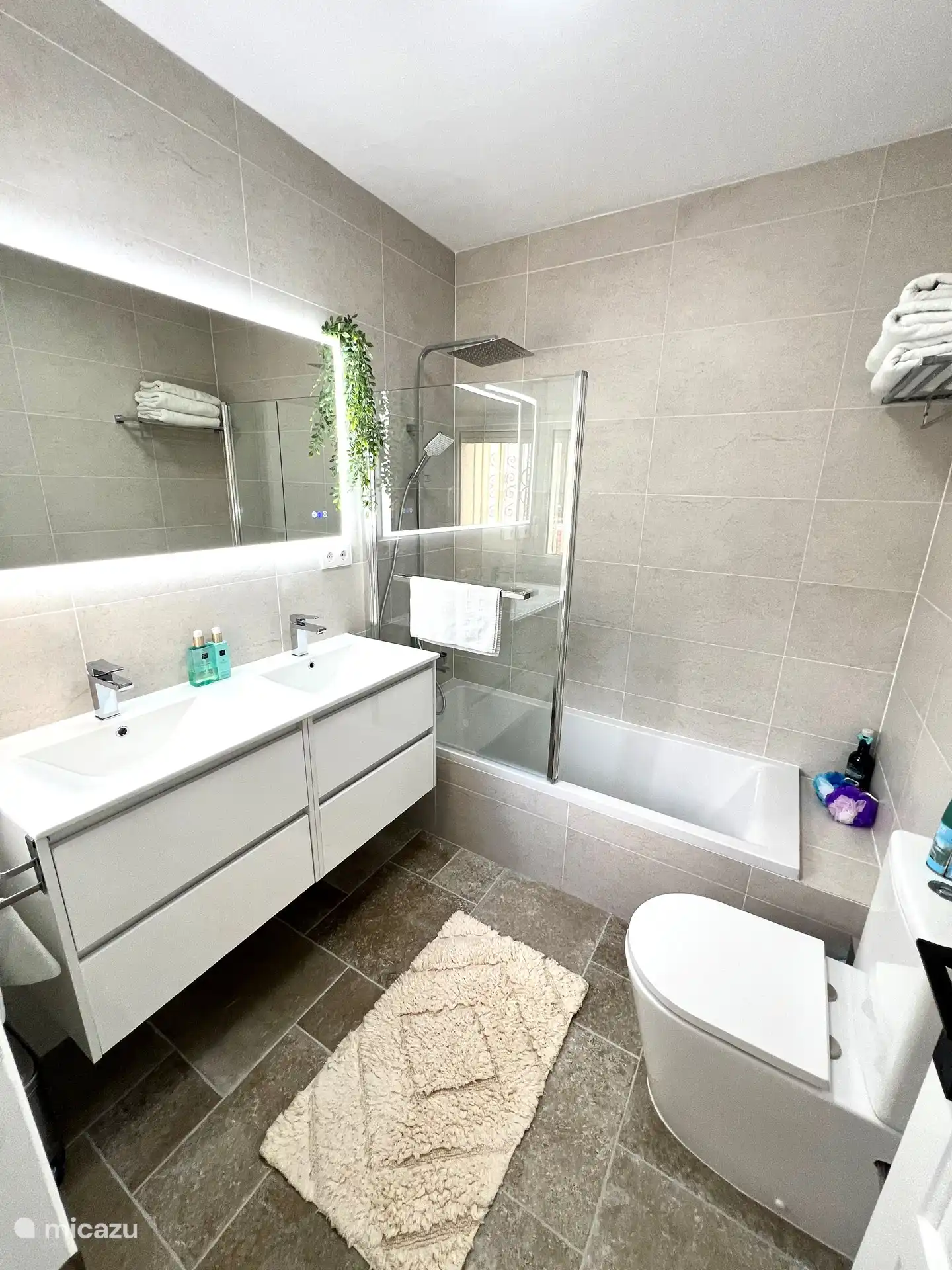 En suite bathroom, completely renovated. Heatable mirror with bluetooth (music in the bath!)