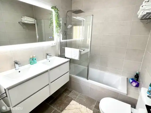 Maravilla Solar en España, Costa Blanca, Benitachell - villa Baño en suite, totalmente reformado. Espejo calefactable con bluetooth (¡música en el baño!)