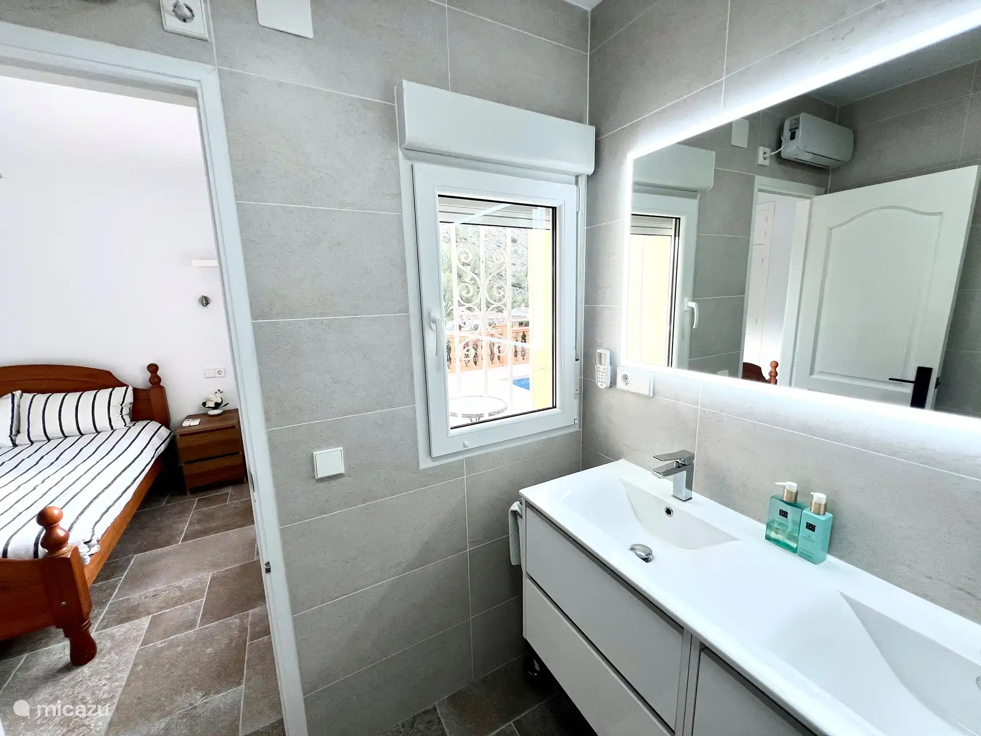 New bathroom, lighting adjustable in different positions