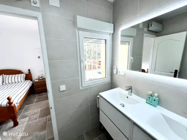 Maravilla Solar en España, Costa Blanca, Benitachell - villa Baño nuevo, iluminación regulable en diferentes posiciones