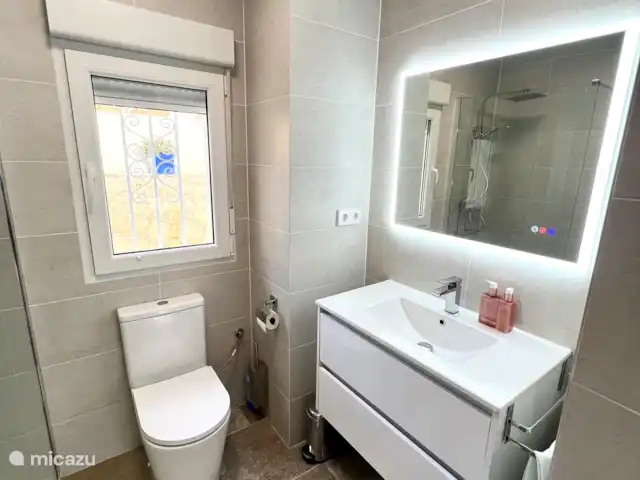 Maravilla Solar en España, Costa Blanca, Benitachell - villa 2º baño con ducha a ras de suelo y espejo calefactable con bluetooth