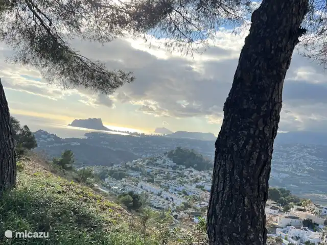 Maravilla Solar en España, Costa Blanca, Benitachell - villa Vistas del peñón de Calpe y a lo lejos Benidorm