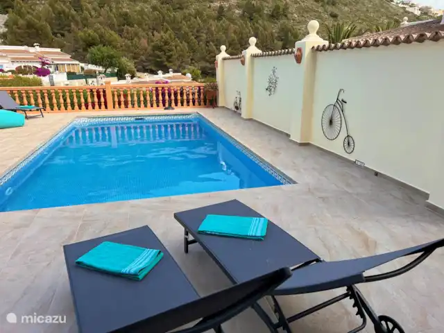 Maravilla Solar en España, Costa Blanca, Benitachell - villa Preciosas tumbonas, toallas y toallas de playa