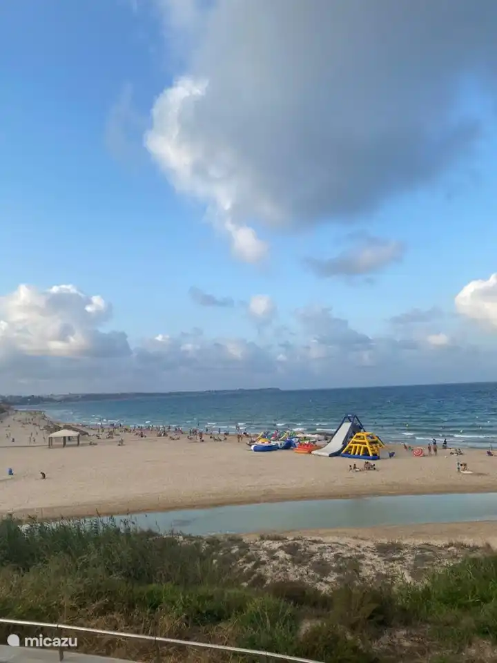 Nuestra playa de arena favorita, Mil Palmeras, está a 15 minutos en coche.