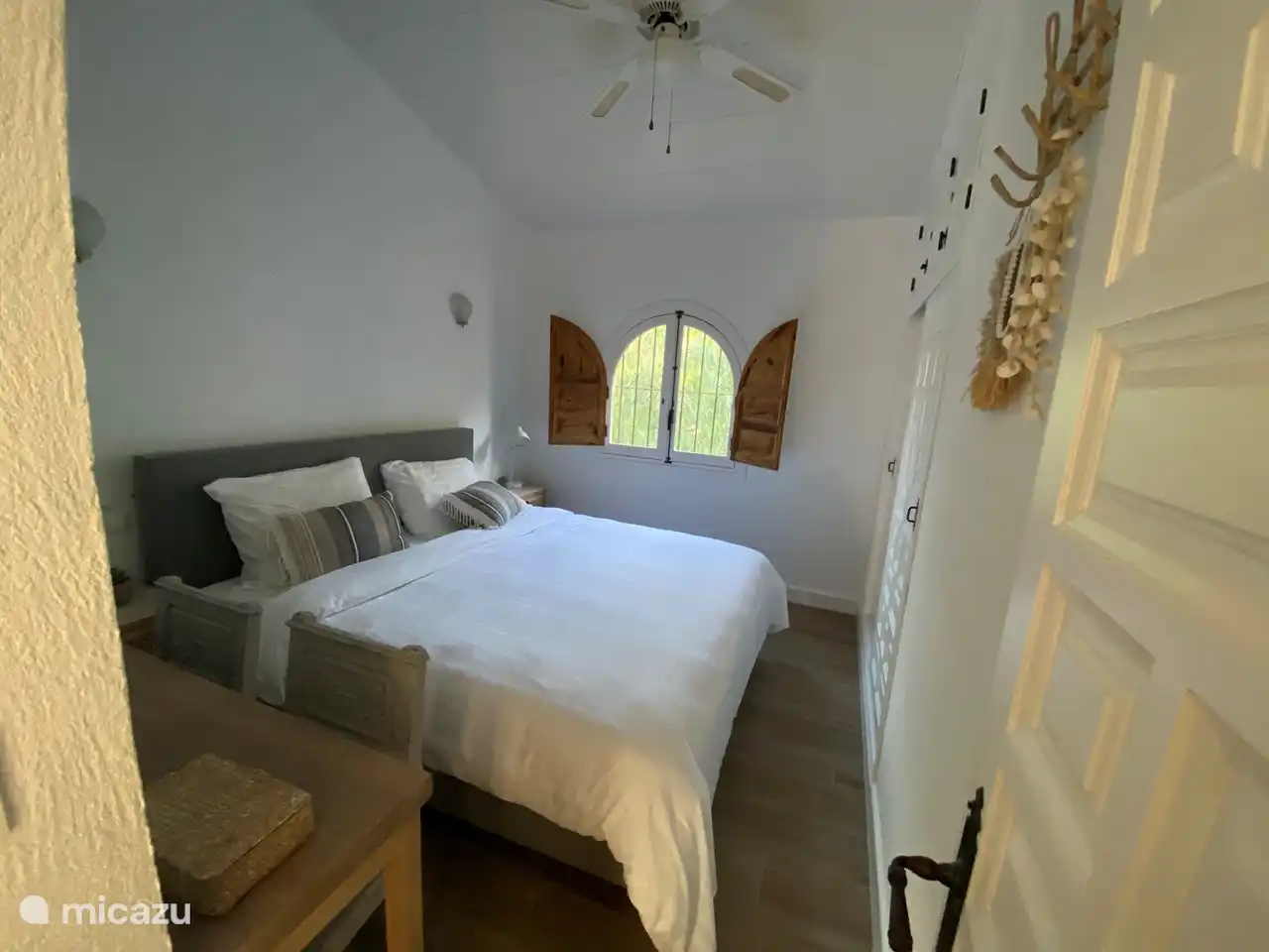 The first and largest bedroom with king-size box spring with topper 180x200 with summer duvet. Wonderful beds to completely relax in the.