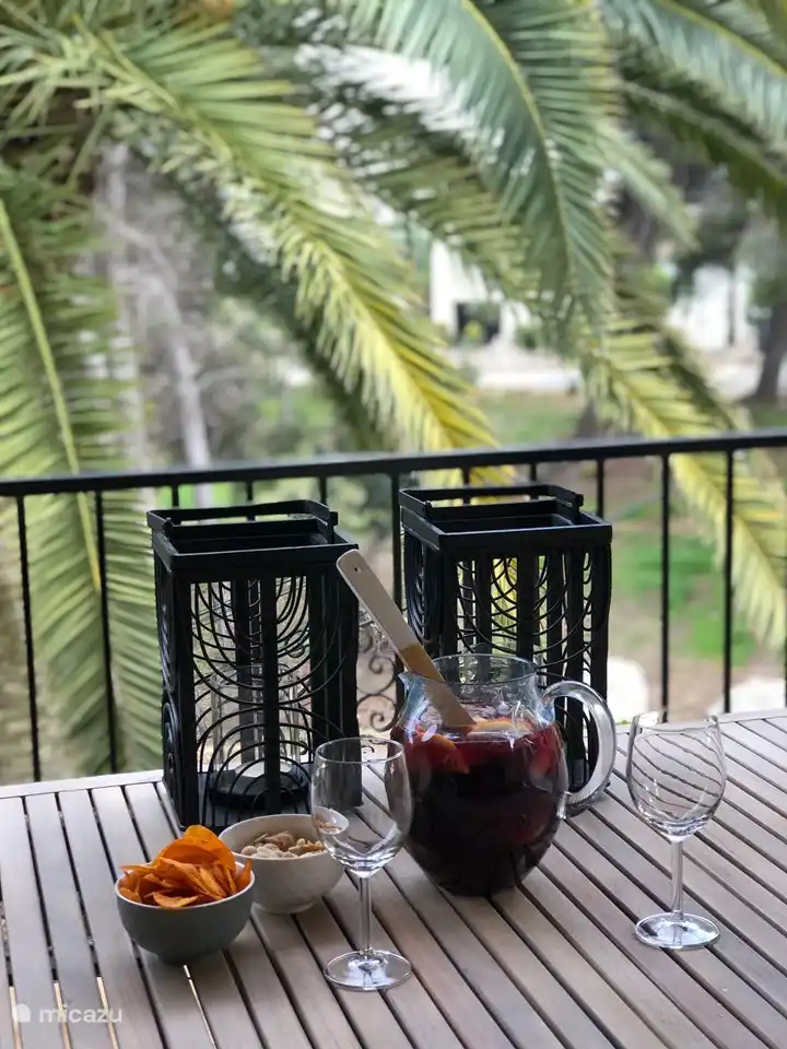 Enjoy a drink on the balcony! ( photo sent by guests during their stay in our apartment ).